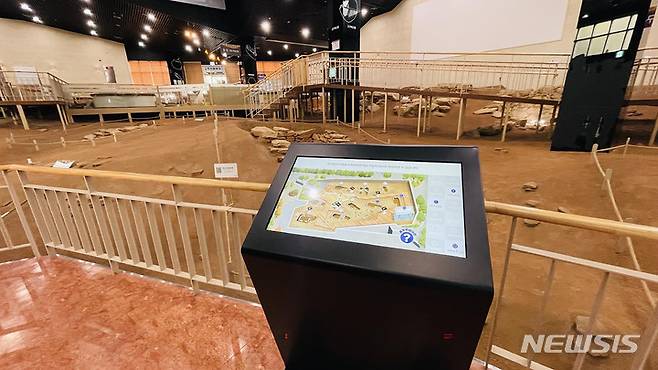 [성남=뉴시스] 돌방무덤이 있는 성남시 판교박물관 지하 1층 상설전시실에 새로 설치한 키오스크