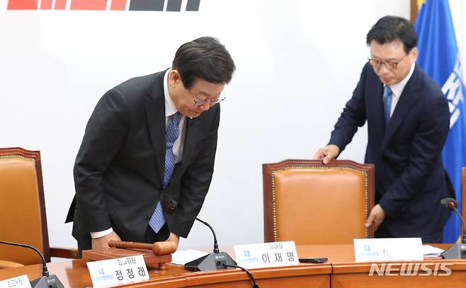 [서울=뉴시스] 전진환 기자 = 이재명 더불어민주당 대표가 2일 오전 서울 여의도 국회에서 열린 최고위원회의에서 인사하고 있다. 2023.06.02. amin2@newsis.com