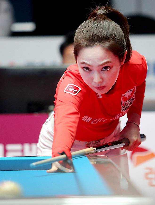 [서울=뉴시스] 박미소 기자 = '웰컴저축은행 PBA 팀리그 2021-22’의 후기 리그의 첫 라운드가 29일 경기도 고양시 빛마루방송센터에서 개막했다. 휴온스 대 웰컴저축은행의 경기에서 최혜미가 경기에 임하고 있다. (사진=PBA투어 제공) 2021.10.30. photo@newsis.com *재판매 및 DB 금지