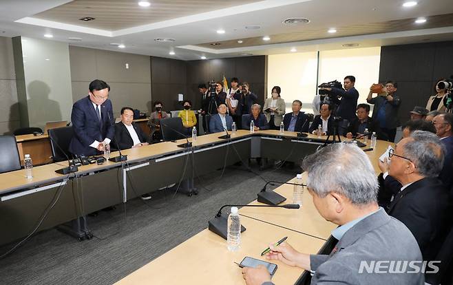 [제주=뉴시스] 우장호 기자 = 김재원 국민의힘 최고위원이 20일 오후 제주4·3평화기념관을 찾아 유족들에게 사과하고 있다. 2023.04.20. woo1223@newsis.com