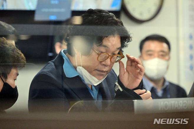 [인천공항=뉴시스] 태국에서 체포된 김성태 쌍방울 전 회장이 인천국제공항을 통해 귀국하고 있다. 2023.01.17. photo@newsis.com