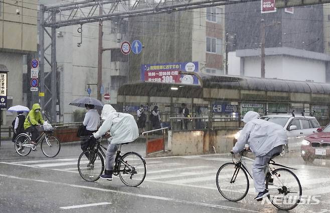 [고치=AP/뉴시스]2일 일본 남부 고치현에 강한 비가 내리는 모습. 2023.06.02.