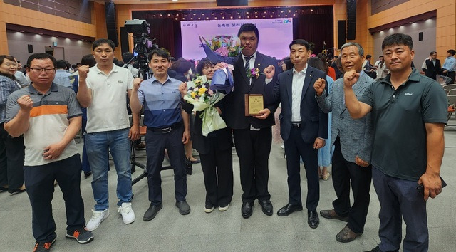 서동환 모가농협 조합원(오른쪽세 네번째)이 2023년 함께하는 청년농업인상을 받은 뒤 기념촬영을 했다.