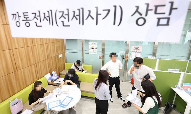 전세사기 피해 지원을 위한 특별법 시행 첫날인 1일 서울시청 서소문 별관 내 전·월세 종합지원센터가 민원인으로 붐비고 있다. 연합뉴스