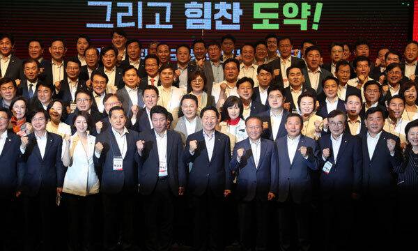 김기현 국민의힘 당 대표가 2일 오전 서울 여의도 중소기업중앙회에서 열린 '전국 당협위원장 워크숍'에 참석해 기념촬영을 하고 있다. 뉴시스