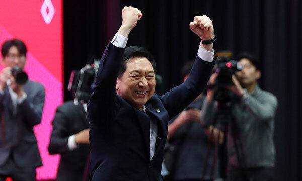 김기현 국민의힘 당 대표가 2일 오전 서울 여의도 중소기업중앙회에서 열린 '전국 당협위원장 워크숍'에 참석해 인사를 하고 있다. 뉴시스