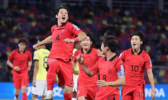 1일(현지시간) 오후 아르헨티나 산티아고 델 에스테로 스타디움에서 열린 2023 국제축구연맹(FIFA) 20세 이하(U-20) 월드컵 16강전 한국과 에콰도르의 후반전 경기에서 최석현(4번)이 대표팀의 세번째 골을 넣은 뒤 기뻐하고 있다. 연합뉴스