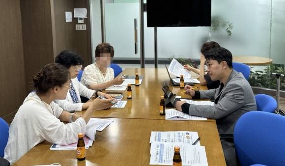 지난 1일 서울시 동물보호과 담당자 및 동작구 주민과 함께 흑석동 재개발지역 길고양이 동물보호를 위한 간담회를 실시한 이희원 의원(오른쪽 첫 번째)