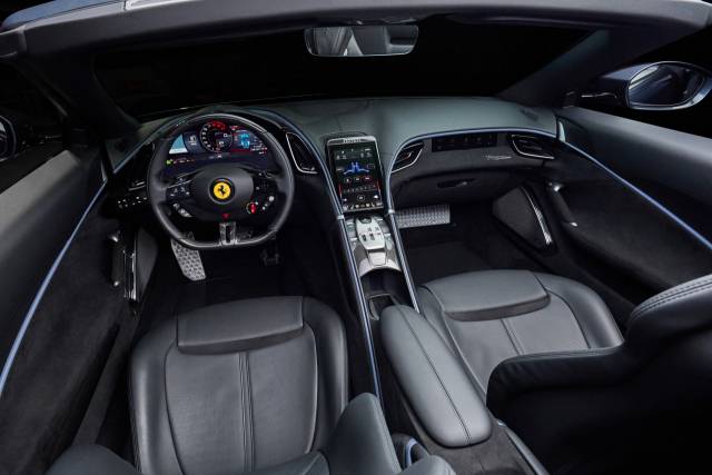 파란 색상의 ‘페라리 로마 스파이더’가 서울 동대문디자인플라자(DDP)에서 열린 ‘우니베르소 페라리’에서 전시되고 있다. 사진제공=FMK