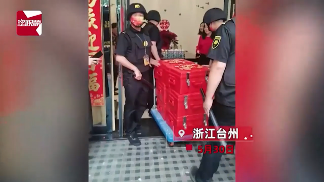 무장한 보안요원들이 선물을 옮기고 있다. MBC 보도화면 캡처