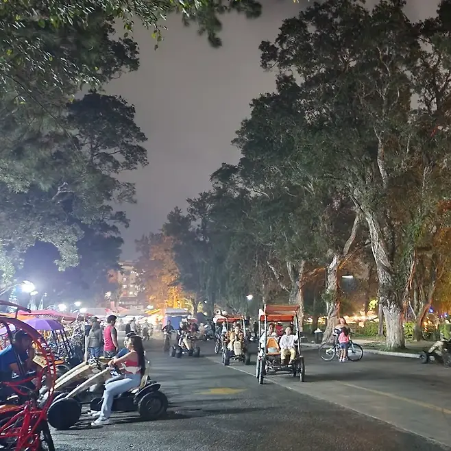 저녁에도 활기찬 번햄 공원 야경