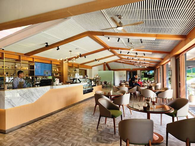 코로나 기간 리노베이션 공사로 새단장한 미모사 클럽하우스