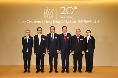 왼쪽부터 Shaw Prize Foundation 관료 Jenny Li(이사), Pak-Chung Ching 교수(위원), Dr Raymond Chan(회장), Kenneth Young 교수(위원장), Wai-Yee Chan 교수(위원), Meage Choy(이사) (PRNewsfoto/Shaw Prize)