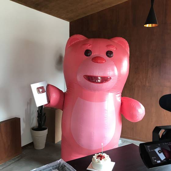 초창기 벨리곰은 보송보송한 털이 없는 비닐 소재로 얼굴도 지금과 조금 달랐어요. 길에서도 눈에 잘 띄는 분홍색에 커다란 몸집만은 변하지 않았습니다.