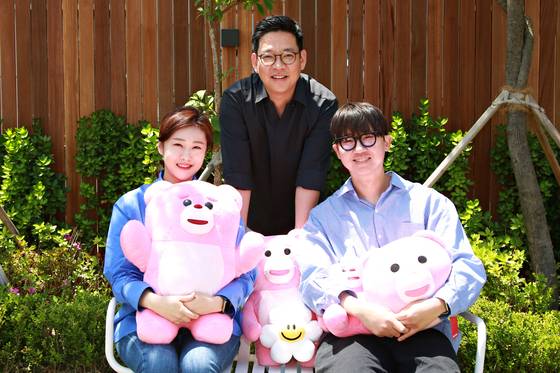 '벨리곰 팀'에선 30대도 최고참급입니다. 상품 기획과 라이선스를 맡은 박지은 책임(왼쪽)도, 유일한 40대 구본조 팀장(가운데)도 일할 때 듣는 '노동요'로 각기 다른 버전의 벨리곰 테마송을 꼽았습니다. 그러자 벨리곰을 처음 만든 유현진 책임은 급하게 스테이씨의 '테디베어'를 외쳤습니다.