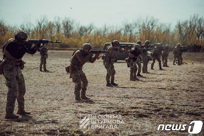 우크라이나군 제3돌격여단 소속 병사들이 사격 훈련을 진행하고 있는 모습. 2023.06.02/뉴스1(텔레그램 갈무리)