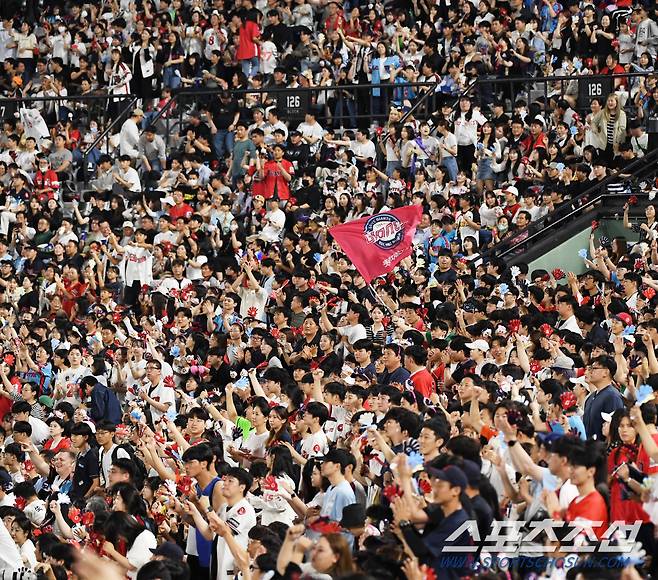 사직 아이돌 김민석이 야구까지 잘하자 응원하는 재미가 더해진 롯데 자이언츠 팬들.