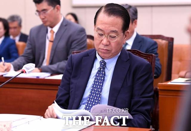 통일부가 지난 4월 공개한 북한인권보고서 영문판에는 한글판과 달리 '통일부는 보고서에 담긴 정보의 정확성을 보증하지 않는다'는 등의 면책조항이 담겨 논란이 됐다. 사진은 권영세 통일부 장관이 지난 4월 서울 여의도 국회에서 열린 외교통일위원회 전체회의에서 자료를 살펴보는 모습. /남용희 기자