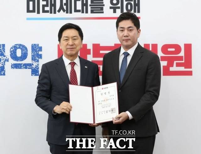 김가람(오른쪽) 국민의힘 청년 대변인은 이번 최고위원 보궐선거에서 가장 유력한 후보로 거론된다. 김 청년 대변인은 호남 출신의 청년으로, 당내 비주류 이미지를 가지고 있다. 사진은 김기현 국민의힘 대표가 지난달 17일 국회에서 김 청년 대변인에게 임명장을 수여하는 모습. /뉴시스