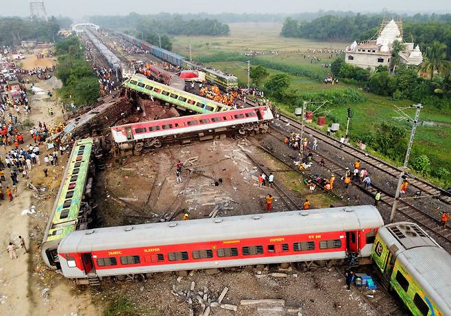 6월 3일 인도 동부 오디샤주 발라소르 지역에서 일어난 열차 추돌사고 현장 사진./로이터 연합뉴스