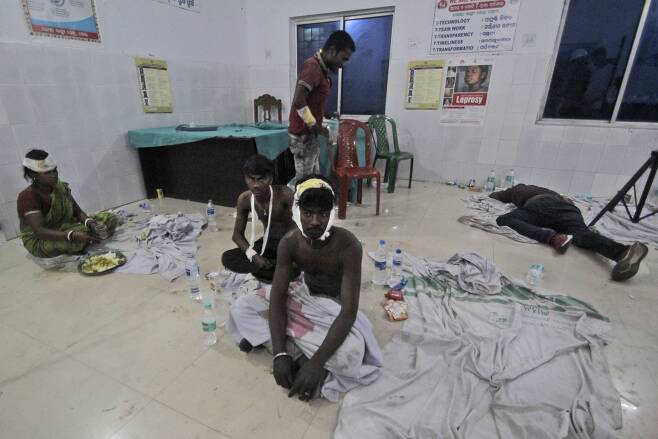열차 사고로 부상한 승객들이 3일(현지시간) 인도 동부 오리샤주 발라소르 지역의 한 병원에 앉아 있다. /AP 연합뉴스