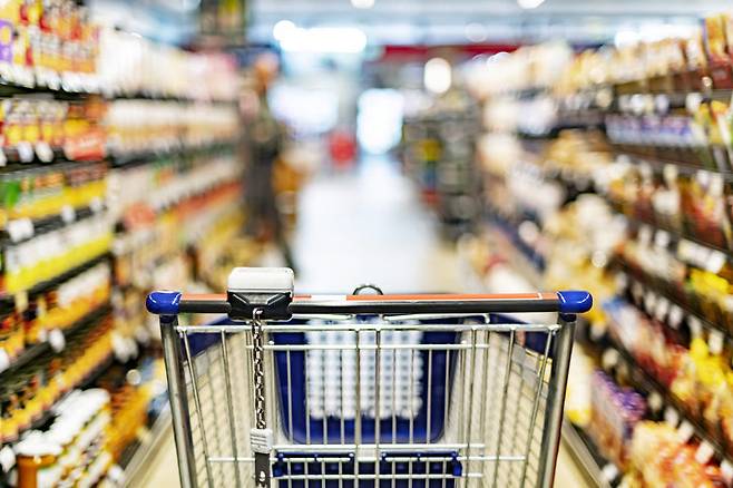 유럽이 역대급 식품 인플레이션으로 몸살을 앓고 있다. 장 보러 가기가 무섭다는 말이 나올 정도. 게티이미지