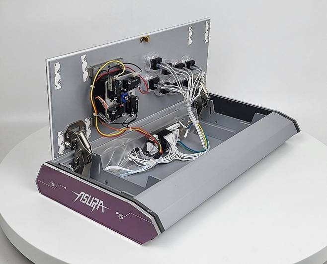 아수라 포스 프리미엄 모델은 묵직한 무게와 함께 3면 스킨 교체, 그리고 원터치 오픈이 가능하다는 장점이 있었다