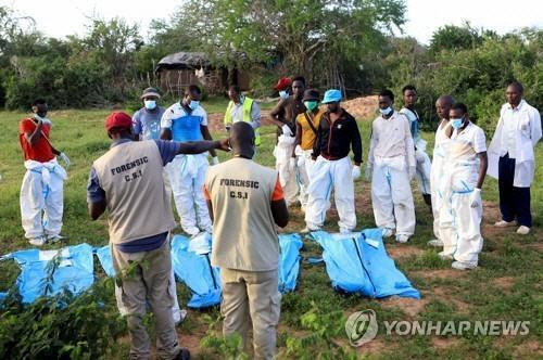 지난 5월 11일(현지시간) 케냐 동남부 말린디에 있는 기쁜소식 국제교회 인근 800에이커(약 323만7000㎡) 규모의 샤카홀라 숲에서 현지 경찰 범죄수사대 및 법의학 조사관들이 "예수를 만나려면 굶어 죽어라"는 사이비 교주의 강요에 금식하다 사망한 신도들의 시신을 분류하고 있다. [로이터=연합뉴스]