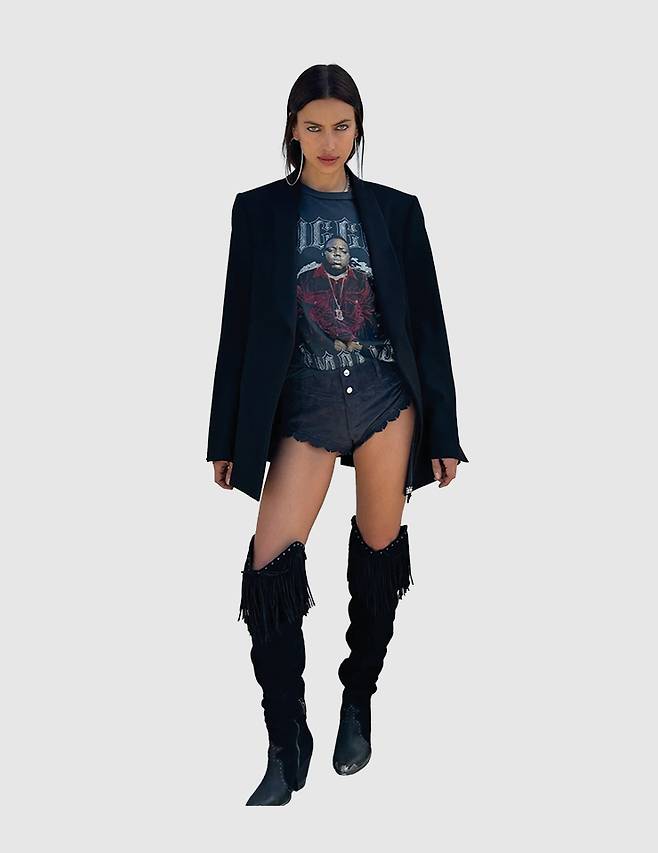 이리나 샤크는 빈티지 티셔츠와 프린지 부츠로 웨스턴 무드를 즐겼다. 여기에 블랙 테일러드 재킷으로 모던한 분위기를 가미한 것이 특징.