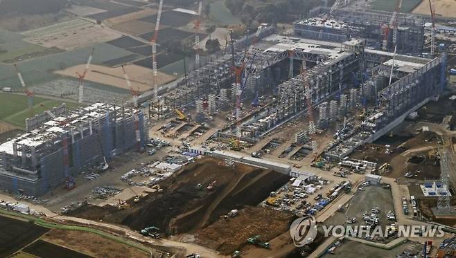 세계 최대 파운드리(반도체 수탁생산) 기업인 대만 TSMC가 일본에 두 번째 반도체 생산 공장 건설에 착수했다. 사진은 건설 공사가 진행되고 있는 TSMC 신공장 예정지인 구마모토현 기쿠치군 기쿠요정. 연합뉴스