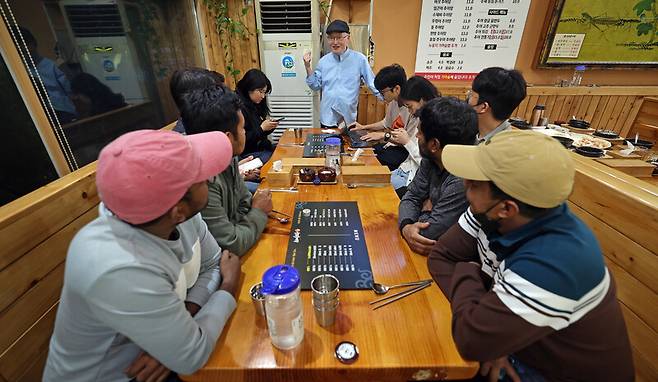 김달성 포천 이주노동자센터 대표(목사)의 ‘밥상 코이노니아’에 참여한 방글라데시 출신 이주노동자들과 한국 젊은이들이 지난 5월27일 경기 포천시 한 음식점에서 식사하기 전 김 목사의 말을 듣고 있다. 이정용 선임기자 lee312@hani.co.kr