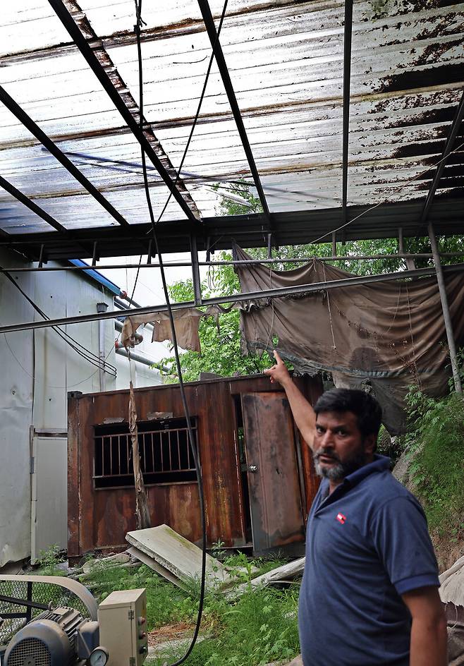 경기 포천시 영중면의 한 석재공장에서 일하는 이주노동자가 지난해 12월 추락 사고를 당했던 당시 슬레이트 지붕이 깨진 부분을 가리키고 있다. 이정용 선임기자 lee312@hani.co.kr