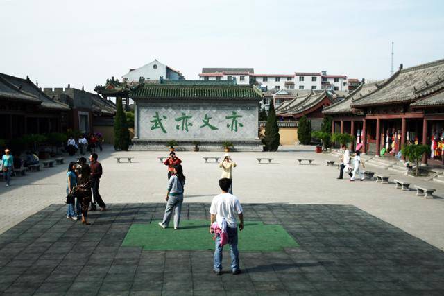 개봉부 훈련장 광장의 '역문역무' 조벽. ⓒ최종명