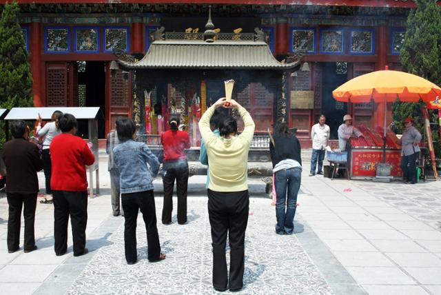 카이펑 대상국사 천왕전 앞에서 불자들이 예를 올리고 있다. ⓒ최종명