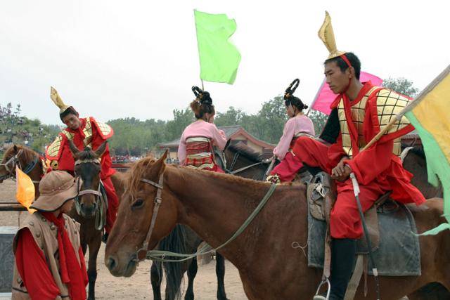 청명상하원 공연진이 마구를 준비하고 있다. ⓒ최종명