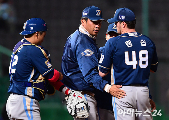 삼성 라이온즈는 오는 9일 열리는 롯데 자이언츠와 홈 경기에 선수 시절 삼성 마운드에서 에이스로 활약한 김상엽 현 경일대 야구부 감독을 시구자로 초청한다. 사진은 NC 다이노스 코치 시절 김 감독(가운데). [사진=아이뉴스24 포토 DB]