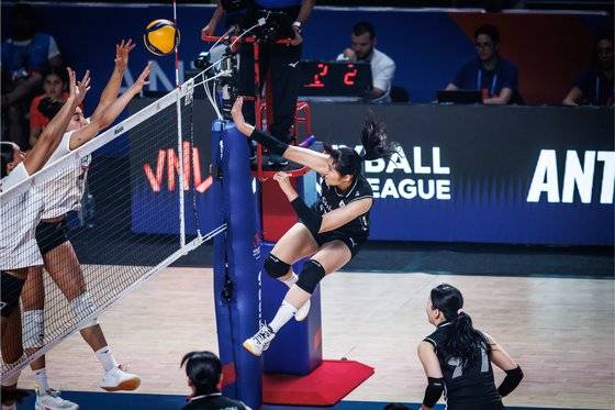 2일 열린 발리볼네이션스리그 캐나다전에서 공격을 시도하는 정지윤(오른쪽). 사진 국제배구연맹