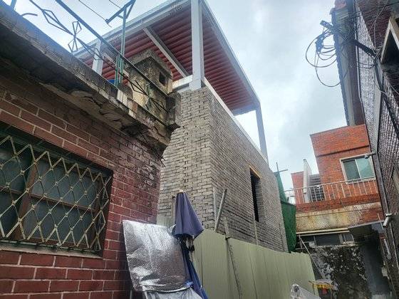 대구 북구 대현동에 건축 중인 이슬람 사원. 사원 바로 옆에 가정집 있다. 대구=백경서 기자