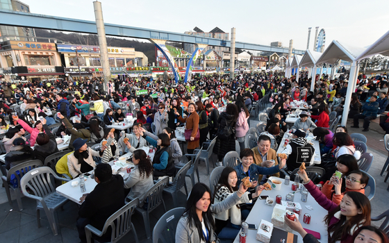 2016년 중국 아오란그룹 임직원 6000명이 참석한 가운데 월미도에서 열린 치맥파티. [사진 인천시청]