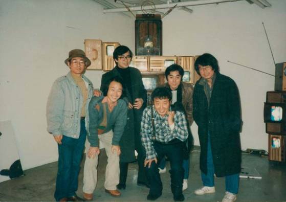 왼쪽부터 김구림, 윤범모, 한 사람 건너 백남준, 김차섭, 전수천. 뉴욕. [사진 김명희]