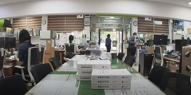 제주시내 한 주민센터에 도민 공람을 위해 비치된 제주 제2공항 전략환경영향평가서·입지 타당성 평가와 기본계획 수립 연구용역서