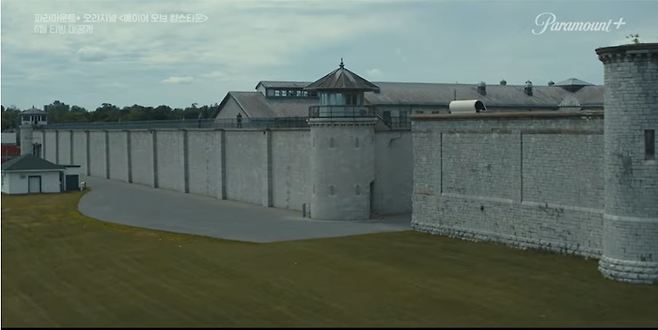 킹스타운에는 16km 반경 안에 7개의 교도소가 있다. 이곳의 주민 대부분은 교도소 안에 가족이 수감돼있거나, 교도소에서 일을 하는 등 감옥과 깊이 연관돼 있다. 티빙 유뷰브 채널 갈무리