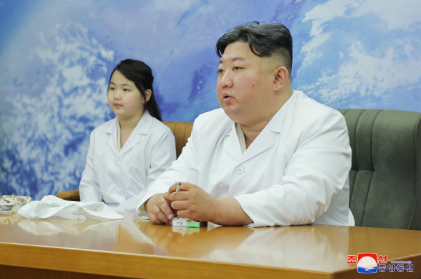 지난 16일 김정은 북한 국무위원장이 딸 김주애가 있는 가운데 담배를 피는 모습. 연합뉴스