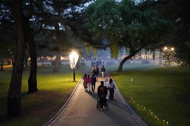 Visitors stroll around Daereungwon in Gyeongju, North Gyeongsang Province, Tuesday. (Lee Si-jin/The Korea Herald)