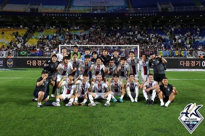 수원 삼성에게 승리를 거둔 뒤 기념 사진을 찍은 수원FC 선수단. 프로축구연맹