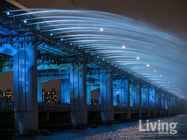 서울 잠수교에 푸른빛의 조명을 설치해 오래된 콘크리트 대교가 더할 나위 없이 멋진 런웨이 무대로 변신했다. 쇼의 오프닝은〈오징어 게임〉의 히로인 정호연이 장식했다.
