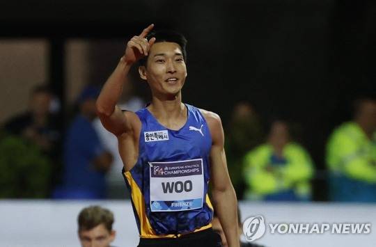 우상혁이 3일(한국시간) 이탈리아 피렌체에서 열린 로마·피렌체 다이아몬드리그 남자 높이뛰기에서 바를 넘은 뒤 세리머니를 펼치고 있다. [로이터=연합뉴스]