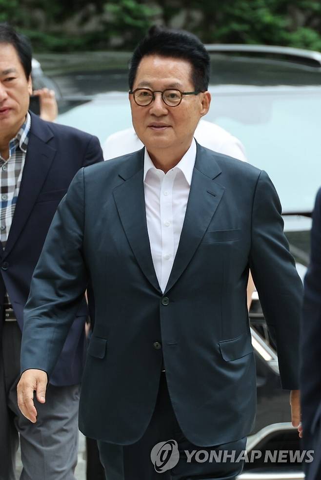 박지원 전 국가정보원장이 2일 오전 '서해 피격 사건 은폐 시도 및 월북몰이 혐의' 관련 재판 출석을 위해 서울 서초구 서울중앙지방법원에 출석하고 있다. 2023.6.2