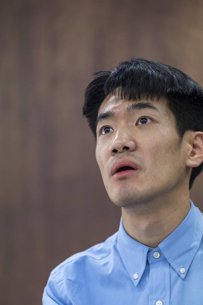 ▲ 백상예술대상에서 연극 연기상을 받은 하지성 배우가 지난 5월20일 참여연대에서 참여사회와 인터뷰하고 있다. 사진=박상환