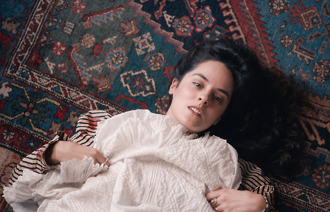 “피에르가 보고 싶어요.” 마리는 결혼 이후에도 남편 앙리보다는 피에르를 더 사랑했다. 영화 ‘큐리오사’의 한 장면.